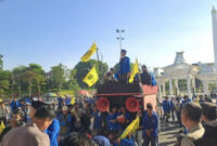Aksi unjuk rasa ratusan mahasiswa yang tergabung dalam Pengurus Koordinator Cabang (PKC) PMII Jawa Timur di depan Kantor Gubernur Jatim, Surabaya, Rabu (24/6) (CNN Indonesia)