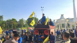Aksi unjuk rasa ratusan mahasiswa yang tergabung dalam Pengurus Koordinator Cabang (PKC) PMII Jawa Timur di depan Kantor Gubernur Jatim, Surabaya, Rabu (24/6) (CNN Indonesia)