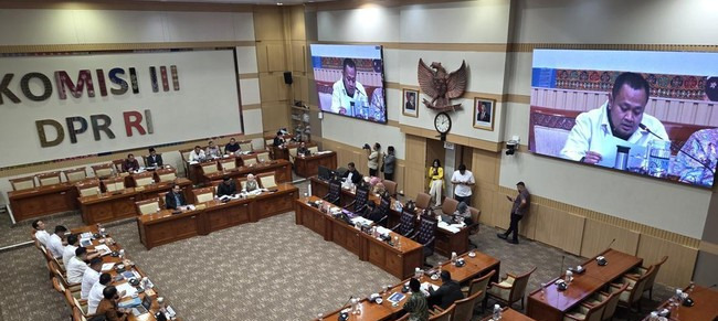 DPR menggelar audiensi dengan perwakilan korban, pengacara, dan pihak kepolisian terkait kasus penipuan umrah melibatkan Hanania Group. (CNN Indonesia)