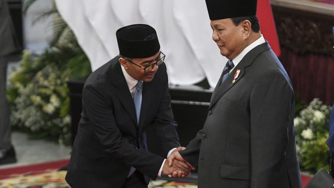 Presiden Prabowo Subianto memanggil Menteri Pendidikan Tinggi, Sains, dan Teknologi Brian Yuliarto hingga Menteri Investasi dan Hilirisasi/Kepala BKPM Rosan Roeslani ke Istana Kepresidenan Jakarta, Senin (22/6). (CNN Indonesia/ANT)