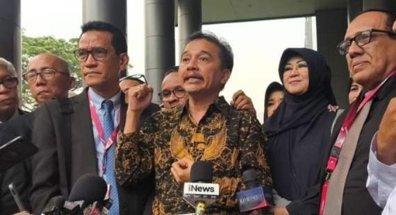 Hakim tunggal Pengadilan Negeri (PN) Jakarta Selatan menjadwalkan pembacaan putusan gugatan praperadilan yang diajukan terdakwa kasus tudingan ijazah palsu Presiden ke-7 RI Joko Widodo (Jokowi), Roy Suryo soal sah atau tidaknya penggeledahan pada Selasa (7/7). (CNN Indonesia)