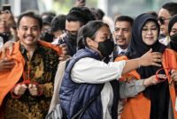 
Roy Suryo dan Tifauziah Tyassuma alias dokter Tifa disebut mendapat tawaran restorative justice (RJ) jaksa penuntut umum saat proses pelimpahan tahap II di Kejaksaan Negeri Jakarta Selatan (Kejari Jaksel). (CNN Indonsia/ANT)
