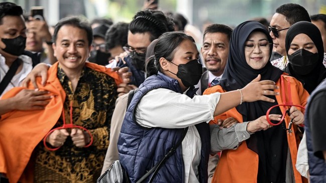 
Roy Suryo dan Tifauziah Tyassuma alias dokter Tifa disebut mendapat tawaran restorative justice (RJ) jaksa penuntut umum saat proses pelimpahan tahap II di Kejaksaan Negeri Jakarta Selatan (Kejari Jaksel). (CNN Indonsia/ANT)

