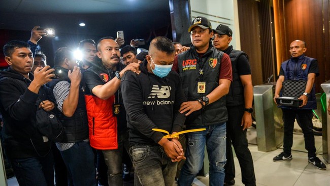 Aparat penegak hukum diminta menjatuhkan sanksi maksimal berupa hukuman kebiri kepada Taufiq Hidayat. (CNN Indonesia/ANT)