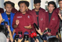 Universitas Bung Karno (UBK) menonaktifkan Ketua BEM Fakultas Hukum (FH) UBK Muhammad Abdimaludin berkaitan dengan pengakuan menerima uang Rp20 juta terkait demonstrasi dan pertemuan dengan Wakil Presiden RI Gibran Rakabuming Raka. (CNN Indonesia)
