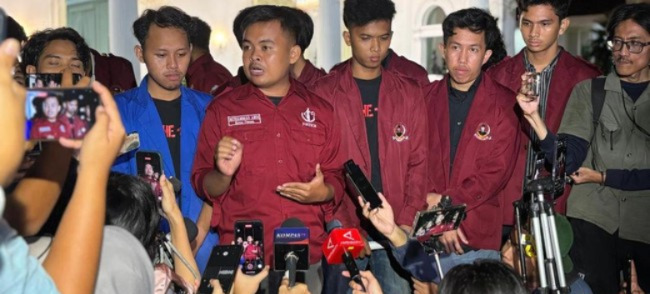 Universitas Bung Karno (UBK) menonaktifkan Ketua BEM Fakultas Hukum (FH) UBK Muhammad Abdimaludin berkaitan dengan pengakuan menerima uang Rp20 juta terkait demonstrasi dan pertemuan dengan Wakil Presiden RI Gibran Rakabuming Raka. (CNN Indonesia)
