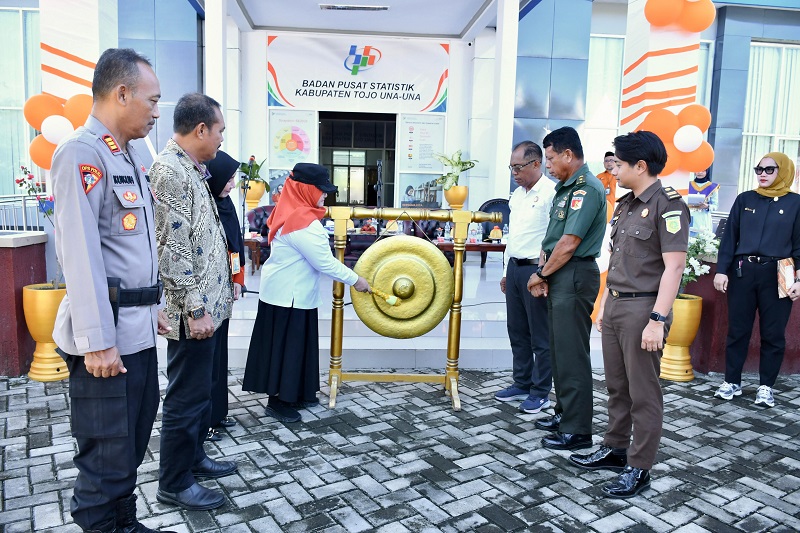 Wakil Bupati Tojo Una-Una, Surya Lapasiri, saat memimpin apel siaga, Kamis (18/6/2026) di halaman Kantor BPS Touna.(Budi Dako)
