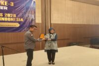 PJS menyerahkan penghargaan kepada Kepala Kantor Wilayah Direktorat Jenderal Pemasyarakatan Bangka Belitung, Ade Agustina, SH., MH., salah seorang toko penerima Award pada Muns III PJS di Hotel Acacia Jakarta, (21/7/26). 