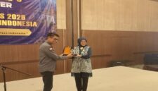 PJS menyerahkan penghargaan kepada Kepala Kantor Wilayah Direktorat Jenderal Pemasyarakatan Bangka Belitung, Ade Agustina, SH., MH., salah seorang toko penerima Award pada Muns III PJS di Hotel Acacia Jakarta, (21/7/26). 