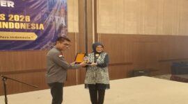 PJS menyerahkan penghargaan kepada Kepala Kantor Wilayah Direktorat Jenderal Pemasyarakatan Bangka Belitung, Ade Agustina, SH., MH., salah seorang toko penerima Award pada Muns III PJS di Hotel Acacia Jakarta, (21/7/26). 