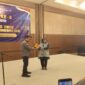PJS menyerahkan penghargaan kepada Kepala Kantor Wilayah Direktorat Jenderal Pemasyarakatan Bangka Belitung, Ade Agustina, SH., MH., salah seorang toko penerima Award pada Muns III PJS di Hotel Acacia Jakarta, (21/7/26). 