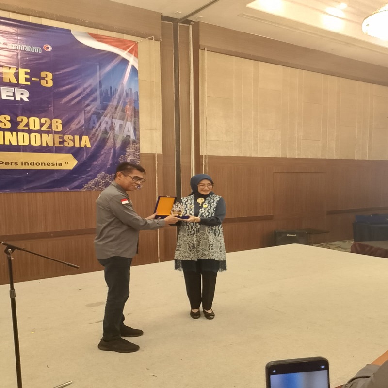 PJS menyerahkan penghargaan kepada Kepala Kantor Wilayah Direktorat Jenderal Pemasyarakatan Bangka Belitung, Ade Agustina, SH., MH., salah seorang toko penerima Award pada Muns III PJS di Hotel Acacia Jakarta, (21/7/26). 