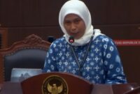 Dosen Fakultas Hukum Universitas Airlangga (Unair) Cenuk Widiyastrisna Sayekti mengaku hanya digaji Rp2,6 juta meski sudah jadi dosen belasan tahun. (Ft : CNN Indonesia, Tangkapan layar youtube MK RI)