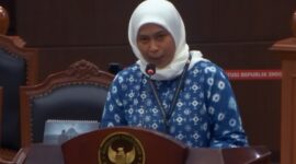 Dosen Fakultas Hukum Universitas Airlangga (Unair) Cenuk Widiyastrisna Sayekti mengaku hanya digaji Rp2,6 juta meski sudah jadi dosen belasan tahun. (Ft : CNN Indonesia, Tangkapan layar youtube MK RI)
