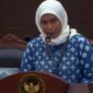 Dosen Fakultas Hukum Universitas Airlangga (Unair) Cenuk Widiyastrisna Sayekti mengaku hanya digaji Rp2,6 juta meski sudah jadi dosen belasan tahun. (Ft : CNN Indonesia, Tangkapan layar youtube MK RI)