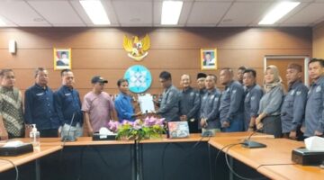 Diterima pleh Tim Pendataan Dewan Pers, PJS secara resmi menyerahkan dokumen organisasi sebagai persyaratan untuk menjadi konstituen Dewan Pers, Kamis (23/7/2026), di Aula lantai VII Gedung Dewan Pers, Kebon Sirih, Jakarta Pusat. 