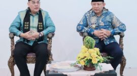 Gubernur Gorontalo Gusnar Ismail menyambut kedatangan Wakil Menteri ATR/Wakil Kepala BPN RI, Ossy Dermawan, bersama istri, Wida Ossy Dermawan, melalui prosesi adat Mopotilolo di VIP Bandara Djalaluddin, Gorontalo, Minggu (5/7/2026).
( Dok. Hms Diskominfotik Prov Gtlo)