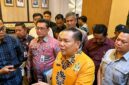 KPK dalami uang di rumah Plt Gubernur Riau SF Hariyanto terkait dugaan pemerasan proyek PUPR PKPP., penyidik juga telusuri aliran dana. (Sumber Ft: Fb Edi Gusiten)