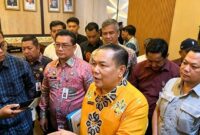 KPK dalami uang di rumah Plt Gubernur Riau SF Hariyanto terkait dugaan pemerasan proyek PUPR PKPP., penyidik juga telusuri aliran dana. (Sumber Ft: Fb https://web.facebook.com/edi.gustien)