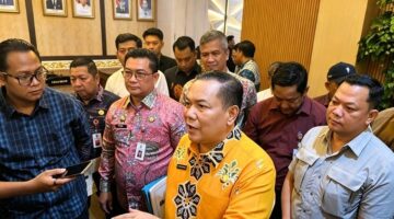 KPK dalami uang di rumah Plt Gubernur Riau SF Hariyanto terkait dugaan pemerasan proyek PUPR PKPP., penyidik juga telusuri aliran dana. (Sumber Ft: Fb https://web.facebook.com/edi.gustien)