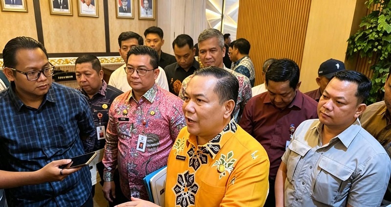 KPK dalami uang di rumah Plt Gubernur Riau SF Hariyanto terkait dugaan pemerasan proyek PUPR PKPP., penyidik juga telusuri aliran dana. (Sumber Ft: Fb https://web.facebook.com/edi.gustien)