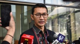 Juru Bicara KPK Budi Prasetyo menyampaikan keterangan kepada wartawan terkait operasi tangkap tangan (OTT) di Gedung Merah Putih KPK, Jakarta, Jumat (3/7/2026). (CNN Indonesia/ANT)