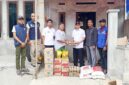 Kepala Dinas Sosial (Dinsos) Pidie, Irwansyah Putra, menyalurkan bantuan sembako pangan untuk korban pohon tumbang di Gampong Puli, Kecamatan Pidie, pada Rabu (12/08/2026).