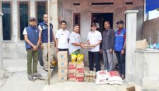 Kepala Dinas Sosial (Dinsos) Pidie, Irwansyah Putra, menyalurkan bantuan sembako pangan untuk korban pohon tumbang di Gampong Puli, Kecamatan Pidie, pada Rabu (12/08/2026).