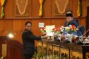 Anggota Bapemperda Abdullah menyampaikan pandangan tata kelola CSR Riau di paripurna. (mcr)