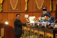 Anggota Bapemperda Abdullah menyampaikan pandangan tata kelola CSR Riau di paripurna. (mcr)