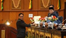 Anggota Bapemperda Abdullah menyampaikan pandangan tata kelola CSR Riau di paripurna. (mcr)