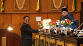 Anggota Bapemperda Abdullah menyampaikan pandangan tata kelola CSR Riau di paripurna. (mcr)