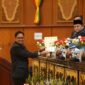 Anggota Bapemperda Abdullah menyampaikan pandangan tata kelola CSR Riau di paripurna. (mcr)