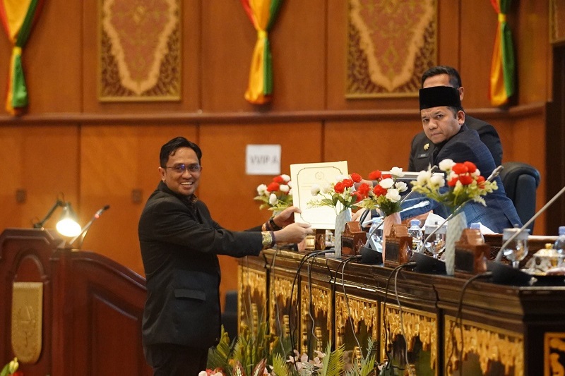 Anggota Bapemperda Abdullah menyampaikan pandangan tata kelola CSR Riau di paripurna. (mcr)