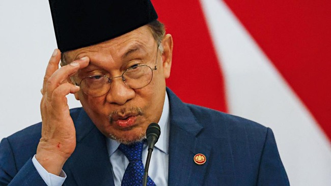 PM Anwar Ibrahim mengimbau masyarakat berdoa agar kabut asap imbas kebakaran hutan di Indonesia segera mereda menjelang perayaan Hari Kemerdekaan Malaysia. (CNN Indonesia/Reuters)