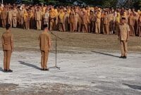 Bupati Rusli Moidady memimpin apel gabungan OPD Bangkep di Salakan, Senin (24/8/26). 