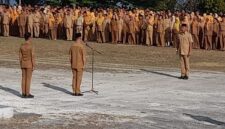 Bupati Rusli Moidady memimpin apel gabungan OPD Bangkep di Salakan, Senin (24/8/26). 