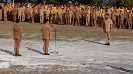 Bupati Rusli Moidady memimpin apel gabungan OPD Bangkep di Salakan, Senin (24/8/26). 