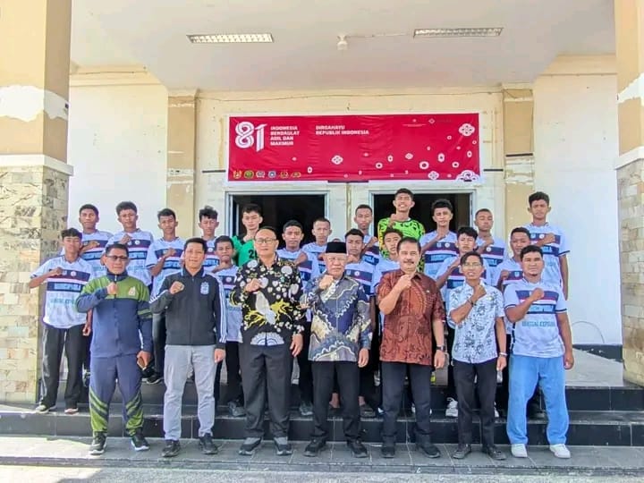 Bupati Banggai Kepulauan Rusli Moidady melepas kontingen POPDA XXIV, di ruang rapat Kantor Bupati. Kegiatan terjadi pada Rabu 19 Agustus 2026. (ist)