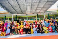 Kepala Madrasah Ibtidaiyah Negeri (MIN) 4 Banggai, Sabrina, S.Pd., memimpin upacara peringatan Hari Ulang Tahun (HUT) ke-81 Kemerdekaan Republik Indonesia, di halaman MIN 4 Banggai, Jalan Belimbing No. 05, BTN Nusagriya, Kelurahan Kilongan Permai, Kecamatan Luwuk Utara, Kabupaten Banggai, Senin (17/8/2026).