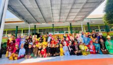 Kepala Madrasah Ibtidaiyah Negeri (MIN) 4 Banggai, Sabrina, S.Pd., memimpin upacara peringatan Hari Ulang Tahun (HUT) ke-81 Kemerdekaan Republik Indonesia, di halaman MIN 4 Banggai, Jalan Belimbing No. 05, BTN Nusagriya, Kelurahan Kilongan Permai, Kecamatan Luwuk Utara, Kabupaten Banggai, Senin (17/8/2026).