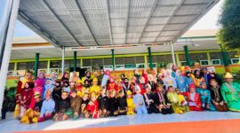 Kepala Madrasah Ibtidaiyah Negeri (MIN) 4 Banggai, Sabrina, S.Pd., memimpin upacara peringatan Hari Ulang Tahun (HUT) ke-81 Kemerdekaan Republik Indonesia, di halaman MIN 4 Banggai, Jalan Belimbing No. 05, BTN Nusagriya, Kelurahan Kilongan Permai, Kecamatan Luwuk Utara, Kabupaten Banggai, Senin (17/8/2026).