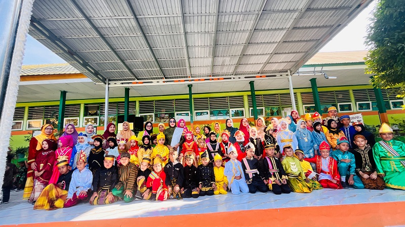 Kepala Madrasah Ibtidaiyah Negeri (MIN) 4 Banggai, Sabrina, S.Pd., memimpin upacara peringatan Hari Ulang Tahun (HUT) ke-81 Kemerdekaan Republik Indonesia, di halaman MIN 4 Banggai, Jalan Belimbing No. 05, BTN Nusagriya, Kelurahan Kilongan Permai, Kecamatan Luwuk Utara, Kabupaten Banggai, Senin (17/8/2026).