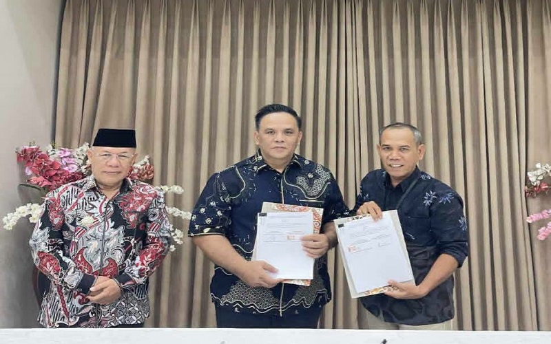 Pemkab Bangkep melakukan penandatanganan Nota Kesepahaman (MoU) tentang implementasi kas non tunai dan penyaluran anggaran Badan Layanan Umum Daerah (BLUD) ke seluruh puskesmas di Kabupaten Banggai Kepulauan dengan Bank Mandiri dan Dinas Kesehatan Kabupaten Banggai Kepulauan mengenai layanan Mandiri Payroll, Rabu (5/8/2026).
