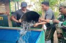 Satuan Tugas (Satgas) TMMD ke-129 Kodim 0102/Pidie menebar bibit ikan lele dan mengisi kandang ayam petelur yang telah selesai dibangun di lima lokasi rumah tidak layak huni (RTLH) yang telah rampung direhabilitasi, di Desa Lhok Panah, Kecamatan Sakti, Kabupaten Pidie, Rabu (12/8/2026).