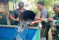 Satuan Tugas (Satgas) TMMD ke-129 Kodim 0102/Pidie menebar bibit ikan lele dan mengisi kandang ayam petelur yang telah selesai dibangun di lima lokasi rumah tidak layak huni (RTLH) yang telah rampung direhabilitasi, di Desa Lhok Panah, Kecamatan Sakti, Kabupaten Pidie, Rabu (12/8/2026).