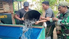 Satuan Tugas (Satgas) TMMD ke-129 Kodim 0102/Pidie menebar bibit ikan lele dan mengisi kandang ayam petelur yang telah selesai dibangun di lima lokasi rumah tidak layak huni (RTLH) yang telah rampung direhabilitasi, di Desa Lhok Panah, Kecamatan Sakti, Kabupaten Pidie, Rabu (12/8/2026).