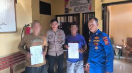 Personel Satpolairud Polres Tojo Una-Una menyerahkan dua tersangka beserta barang bukti kepada Kejaksaan Negeri Tojo Una-Una dalam tahap II setelah berkas perkara dinyatakan lengkap atau P21, Jumat (21/8/2026).
