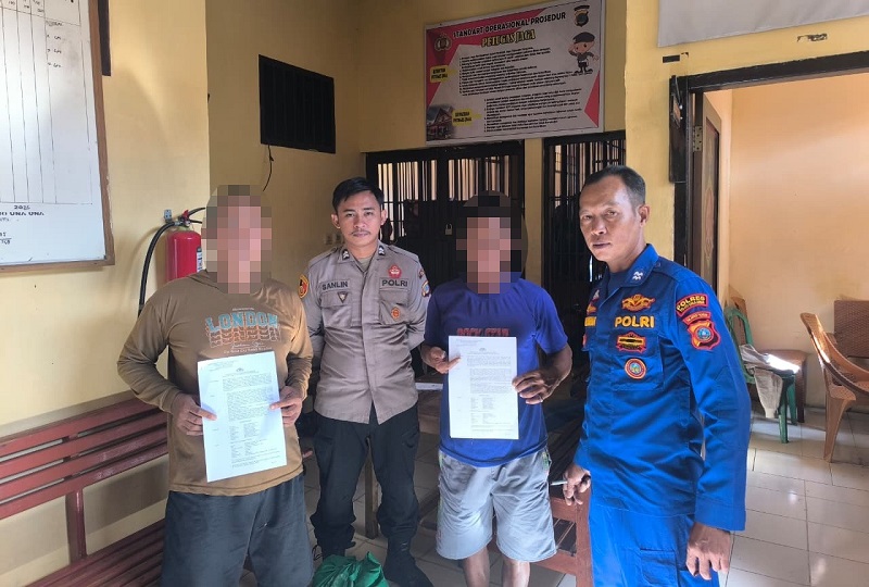 Personel Satpolairud Polres Tojo Una-Una menyerahkan dua tersangka beserta barang bukti kepada Kejaksaan Negeri Tojo Una-Una dalam tahap II setelah berkas perkara dinyatakan lengkap atau P21, Jumat (21/8/2026).