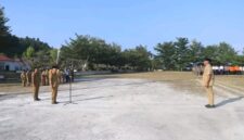 Bupati Rusli Moidady memberi arahan disiplin ASN pada apel gabungan Bangkep, (24/8/26).